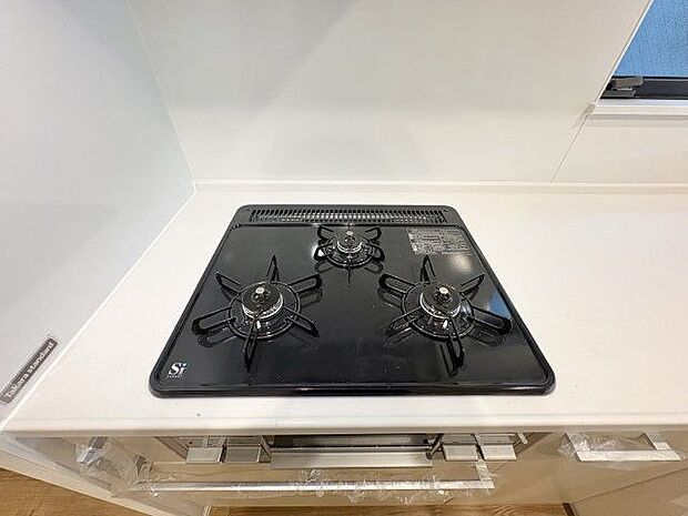 三口コンロでお料理の効率もアップ!使い勝手の良さを考えました。フラット天板でお手入れもラクラク。
