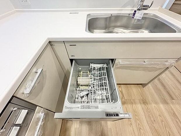 ビルトイン食洗機は作業台が広く使え、見た目もスッキリ。節水や節電も充実して家事の手助けをしてくれます。
