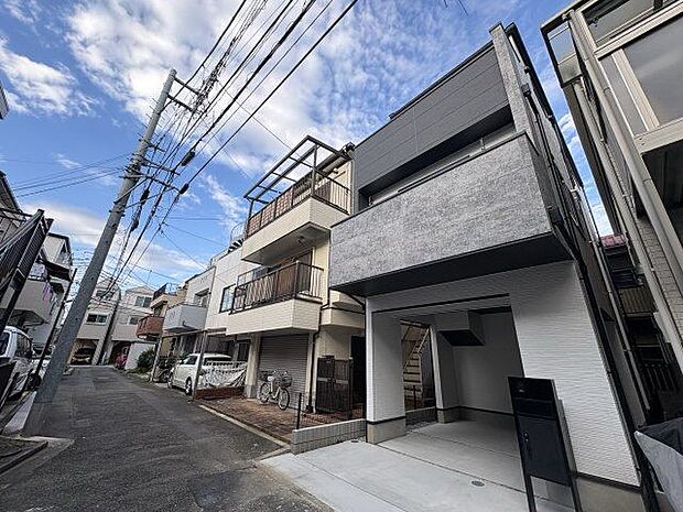 爽やかな青空の下に贅沢なほどに降り注ぐ陽光、豊かな居住性。クオリティが見事に調和した住空間。