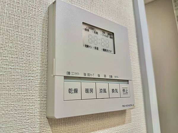 浴室内のカビ抑制や雨の日の衣類乾燥に便利な浴室乾燥機付。