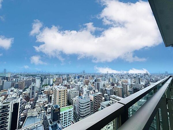 遮るもののない開放感あふれる眺め。（空の加工を生成AIで行っています）