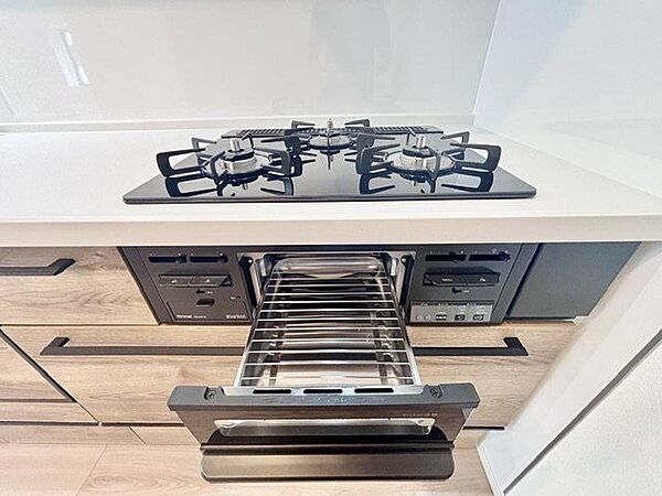 忙しいときでも一度にたくさんの料理が作れる3口コンロ。使い勝手の良さを考えました。
