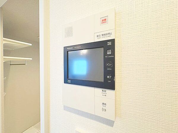 来訪者の確認ができるモニター付きインターホン完備。