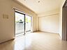 寝室：大きな窓からたっぷりと陽光が注がれる明るい空間。一日の疲れを癒してくれる洋室。時を忘れて過ごす空間。
