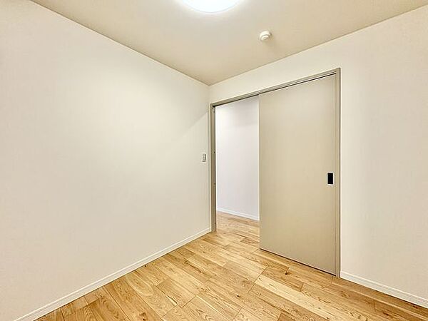 ナチュラルカラーのフローリングのお部屋は、温かみを感じさせリラックスをもたらす効果があります。