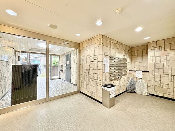 外と内をつなぐエントランスは、まさに顔となる場所。シンプルながらも上質な空間を作り出します。