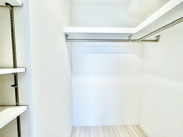 可動棚やパイプハンガー付で整理整頓しやすいウォークインクローゼット。
