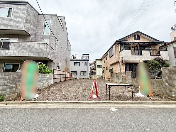 交通量の少ない閑静な住宅街。