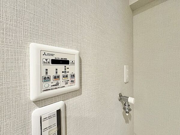 雨の日などに心強い浴室乾燥機付。寒い季節の予備暖房にも便利です。