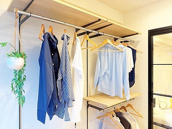 充分な収納スペースを確保。居室内に余計な家具を置く必要がないので、シンプルですっきりとした暮らし。
