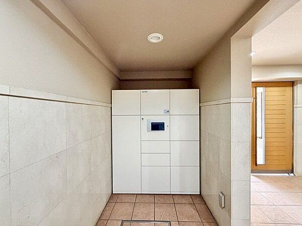 お仕事やお出かけで荷物が受け取れない時も大変便利な宅配ボックス完備。