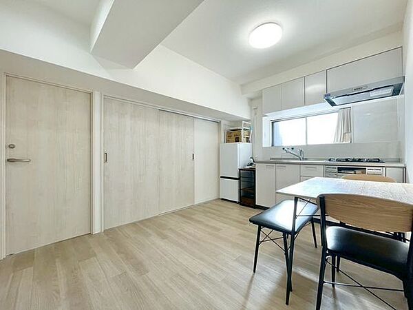 落ち着いた雰囲気のリビングダイ二ング。伸びやかな空間のなかで、ゆったりとしたひとときを過ごせます。