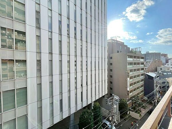 暮らしの中で光と風を演出してくれるバルコニー。開放感を演出しながら、爽やかな風が通ってきます。