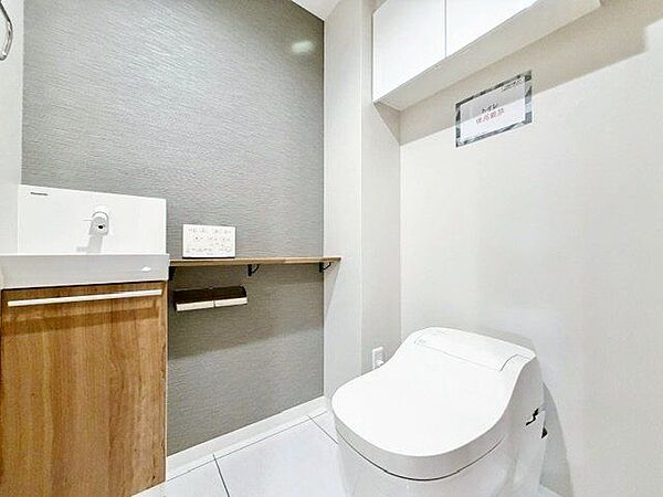 美しく高機能なタンクレスタイプを採用。手洗いカウンター付です。