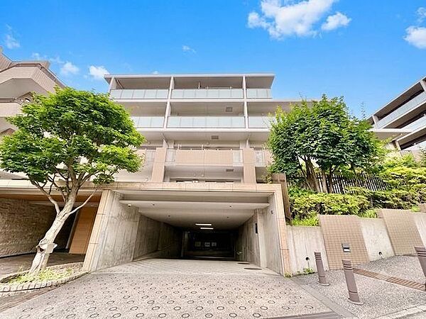 流行に左右されず、将来にわたって価値が継続する「上質」な佇まい。（空の加工を生成AIで行っています）