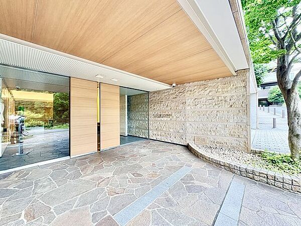 落ち着きのある温かな風情のエントランスは、訪れる方々を優しく包み込み、心地よい空間を演出しています。