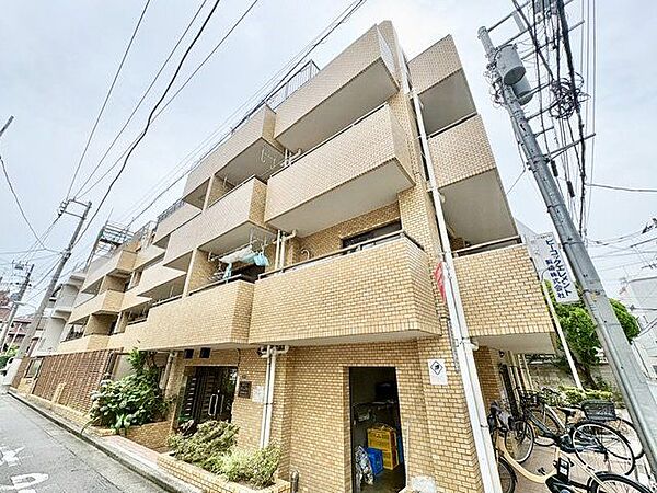 環境に調和した気品漂う外観。落ち着きのある上質な空間へといざないます。