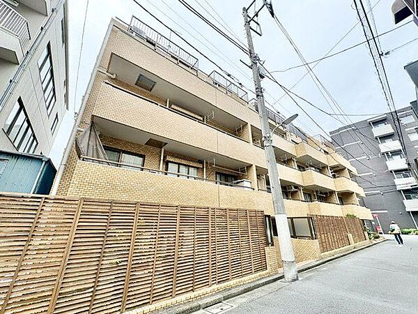 タイル貼りの綺麗な外観。流行に左右されず、将来にわたって価値が継続する上質な佇まい。