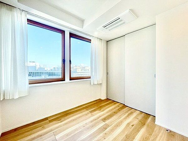 たっぷりと陽光が注がれる明るい空間。時を忘れて過ごすお部屋。