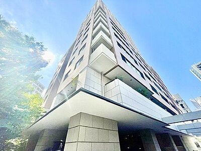 外観:洗練された外観フォルムと重厚感のあるエントランスデザインが印象的。 外観:洗練された外観フォルムと重厚感のあるエントランスデザインが印象的。