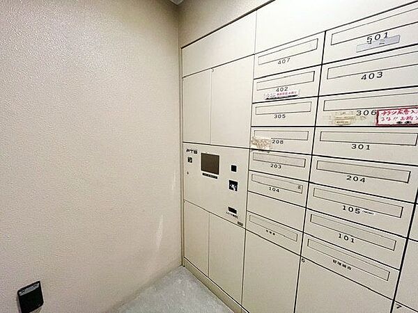 宅配ＢＯＸ。お仕事やお出かけで荷物が受け取れない時も大変便利です。
