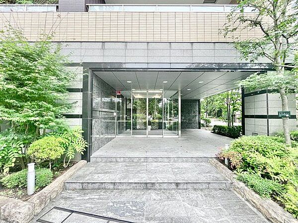 エントランスの脇に緑を植栽してあります。ご帰宅されるご家族を温かく出迎えてくれます。