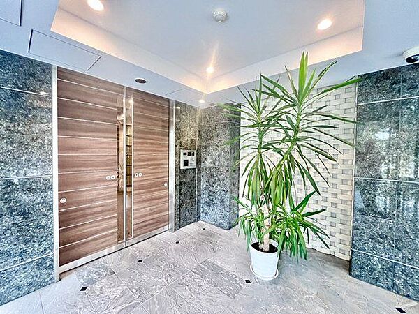 落ち着きのある温かな風情のエントランスは、訪れる方々を優しく包み込み、心地よい空間を演出しています。
