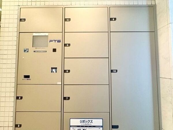 お仕事やお出かけで荷物が受け取れない時も大変便利な宅配ボックス完備。