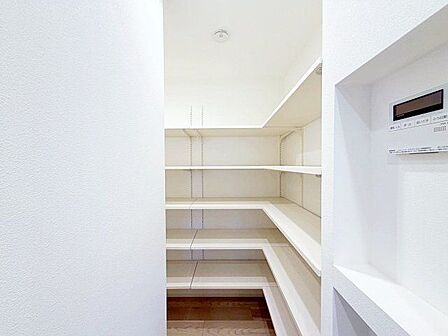 食品のストックなどを収納できるパントリー付でキッチンがすっきりと片付きます。