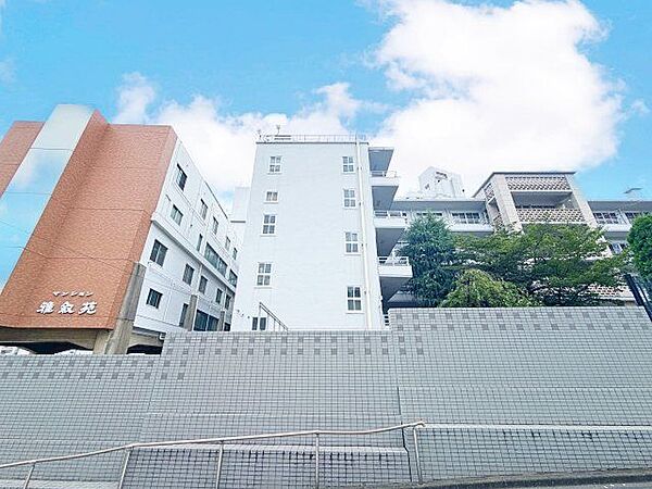 落ち着きのある温かな風情の外観。心地良い安らぎに満ちた暮らしを。