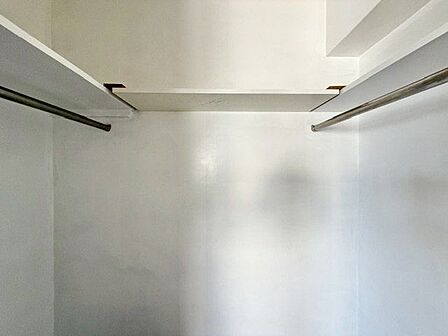 ひと目で収納物を確認できる、ゆとりの広さを備えたウォークインクローゼット。