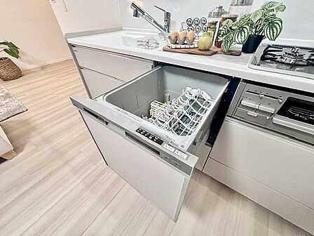 食器を洗っている間にお掃除など、様々なシーンで家事の時短に役立つビルトイン食洗機。