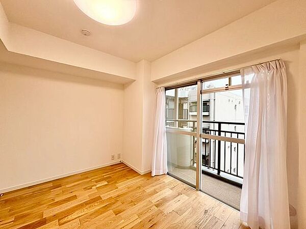 大きな窓からたっぷりと陽光が注がれる明るい空間。時を忘れて過ごせるお部屋。