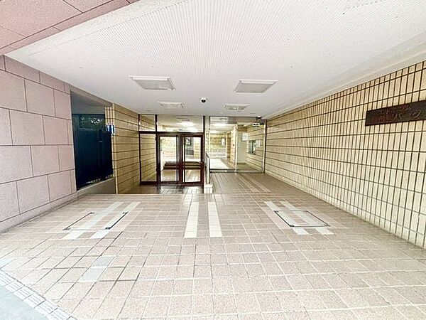 エントランスは、まさに顔となる場所。満ち足りたプライベートシーンへと誘う気品があります。