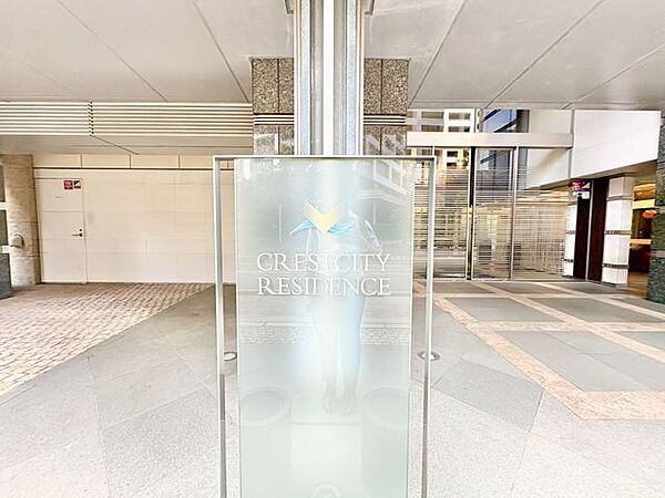 お洒落なマンション名のプレートは華やいだ気分を演出し、訪れる方を優雅な空間へと導いてくれます。