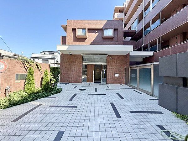 建物までのアプローチが住まう方や訪れる方を優雅に導く、品格が漂うエレガントな佇まい。