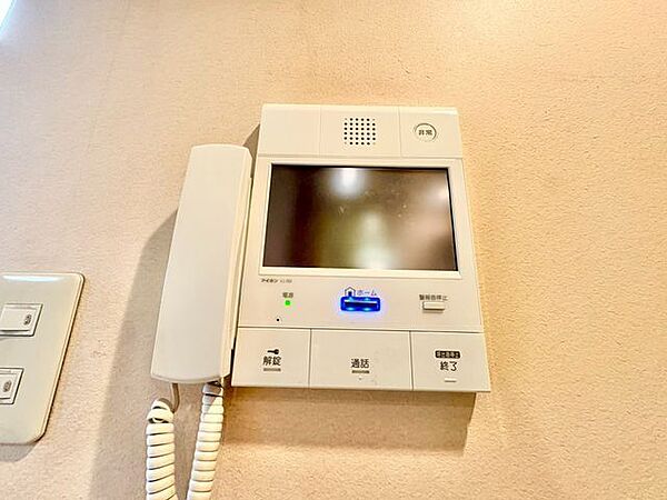 来訪者の確認ができるモニター付きインターホン完備。