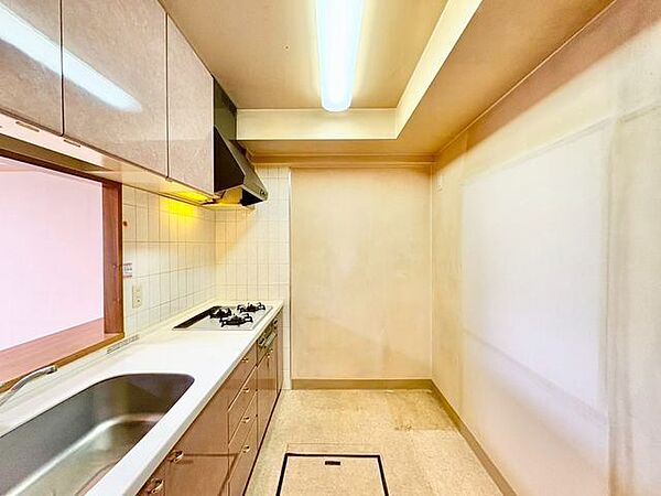 ゆったりと調理ができる位のスペースを実現したキッチン。すっきりと美しいキッチンで効率よくお料理。