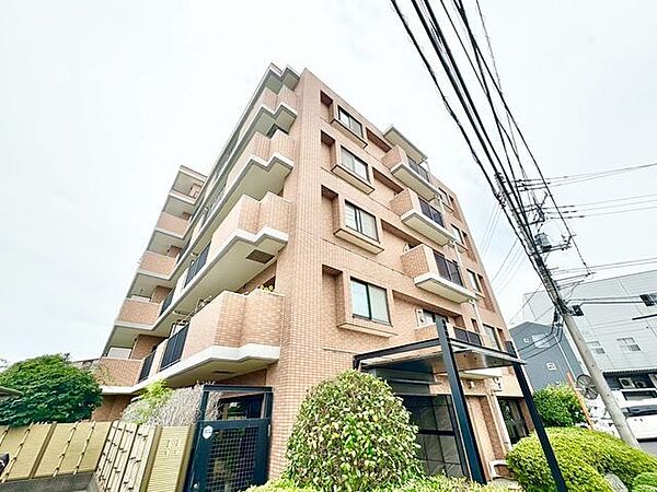 上質なデザインが落ち着きと高級感を与えます。安らぎに満ちた生活空間を予感させてくれます。