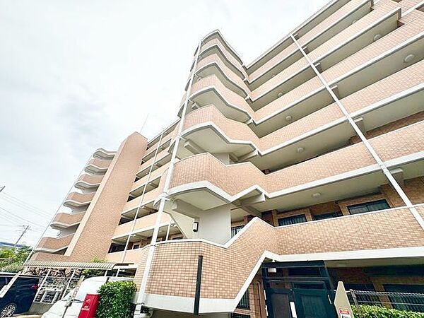 タイル貼りの綺麗な外観。流行に左右されず、将来にわたって価値が継続する上質な佇まい。