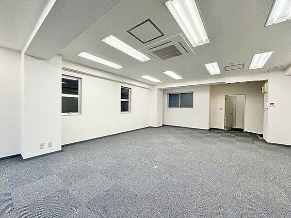 広く明るく、より心地良く暮せる空間にしました。採光・通風が周囲の空間に広がり、明るく爽やかな住まい。