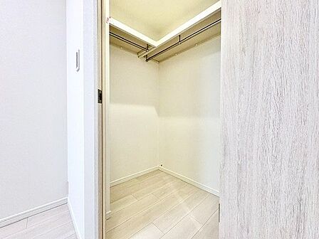 高い収納力を誇るウォークインクローゼットを設置、いつでもすっきり整理することが出来ます。