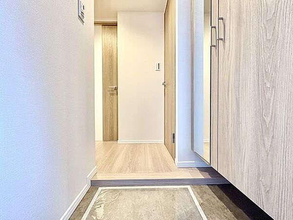 住まいの顔となる玄関は、落ち着きと華やぎの満ちた空間に。ご家族の「行ってきます」「ただいま」を見守り続けます。