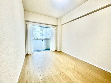 大きな窓からたっぷりと陽光が注がれる明るい空間。一日の疲れを癒してくれる洋室。時を忘れて過ごす空間。