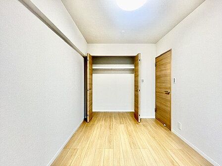 充分な収納スペースを確保。居室内に余計な家具を置く必要がないので、シンプルですっきりとした暮らし。