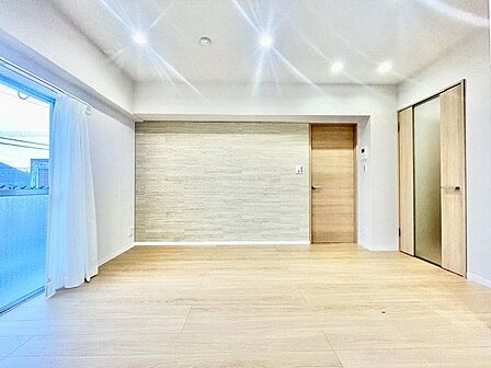 窓越しに射し込む自然光が風合い豊かな室内を照らし出し、落ち着きのある上品な空間を演出します。