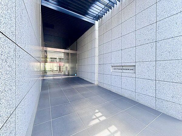 外と内をつなぐエントランスは、まさに顔となる場所。シンプルながらも上質な空間を作り出します。