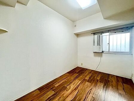 居心地のいい暮らしには欠かせない眩い採光。窓からこの空間に降り注ぐ採光が絶えません。