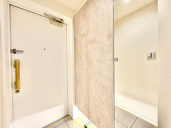 毎日の行き帰りで使う大事な玄関は、清潔感があり、明るく迎えてくれます。