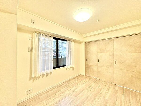 大きな窓からたっぷりと陽光が注がれる明るい空間。時を忘れて過ごせるお部屋。